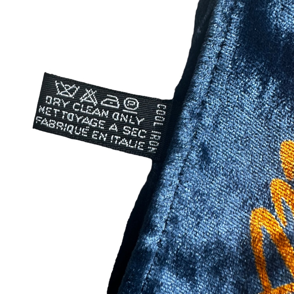 CHANEL Signature Stole - Picture 7 of 7